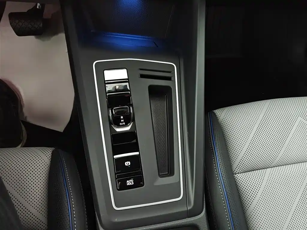 Volkswagen Golf 2026 300TSI R-Line фото 13