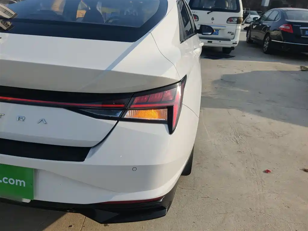 Hyundai Elantra 2022 1.5L CVT LUX Premium Edition фото 24