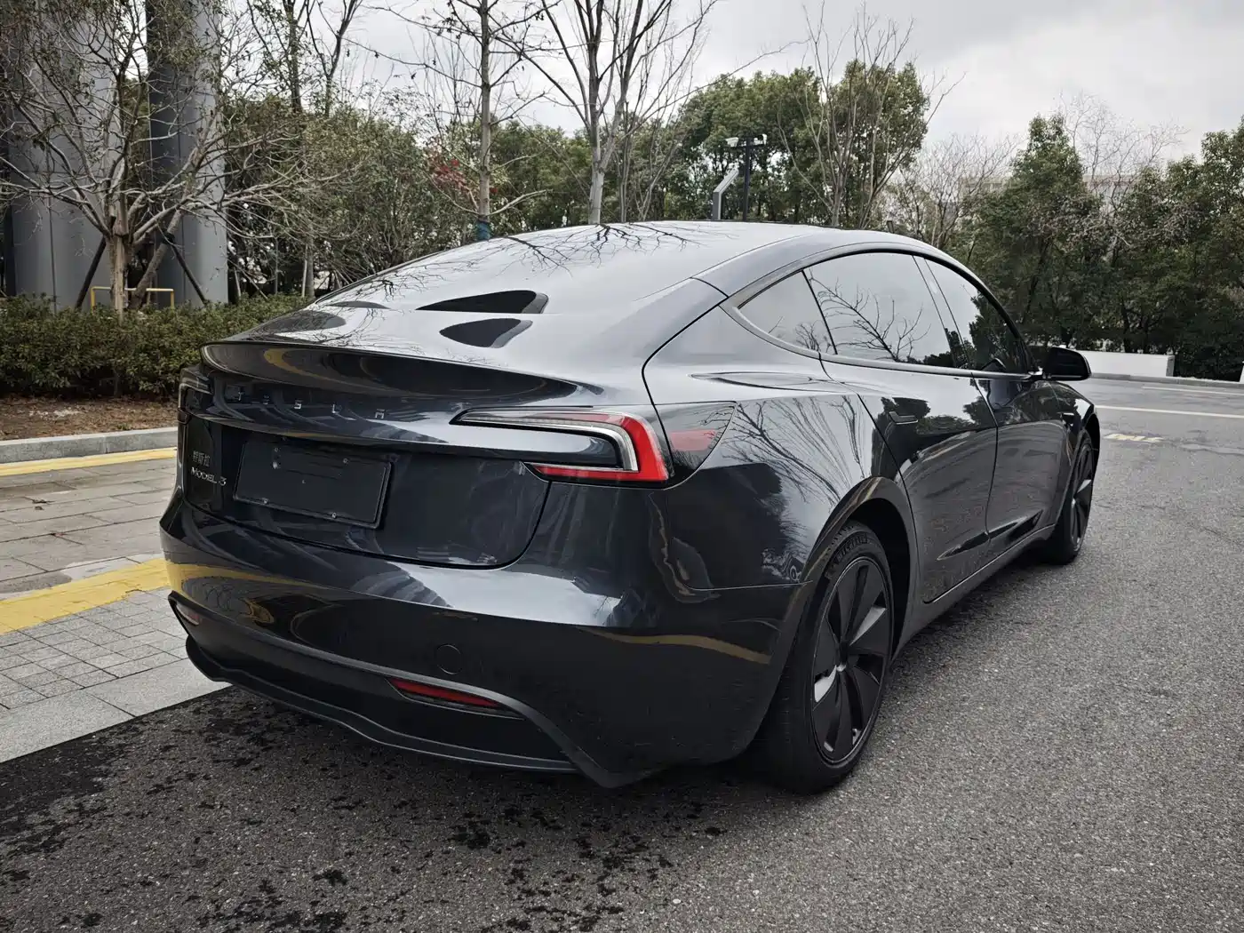 TESLA MODEL 3