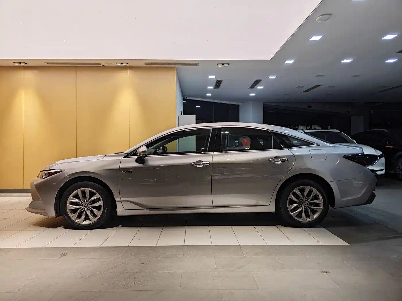 Toyota Avalon 2019 Hybrid 2.5L Luxury Edition China V фото 6