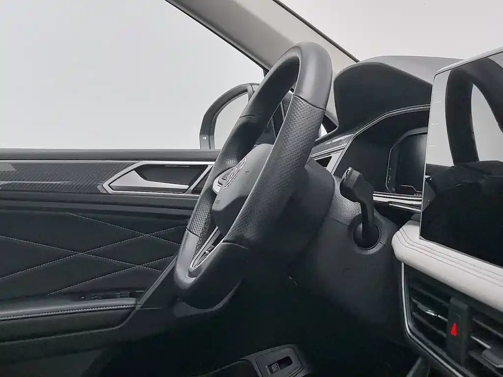 Фото 22 - Volkswagen Tiguan L