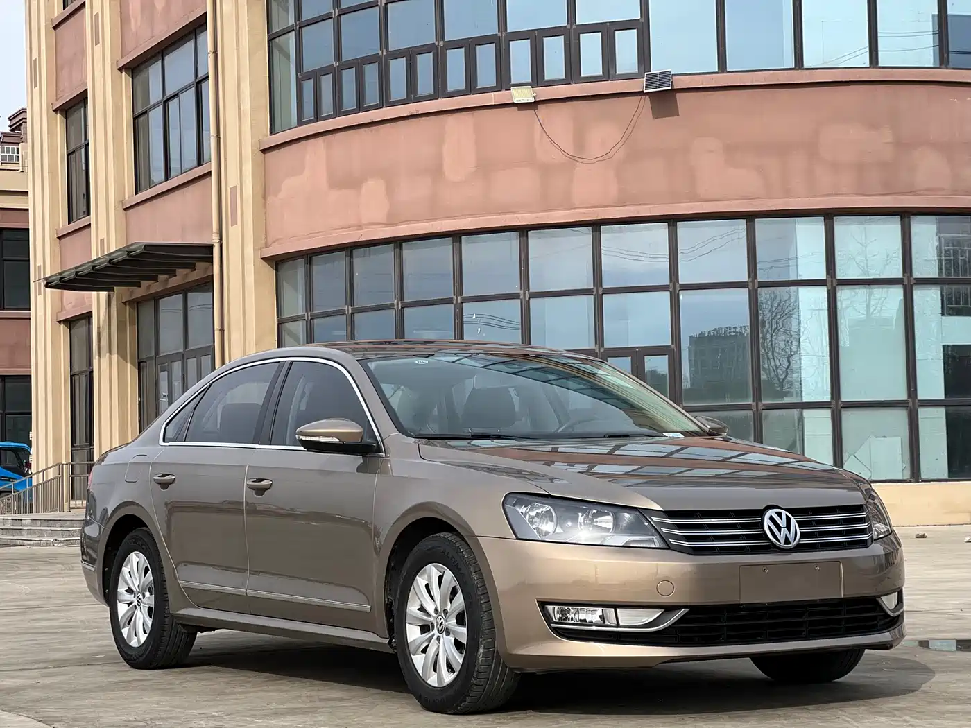 Volkswagen Passat 2014 1.8TSI DSG Luxury Edition фото 3