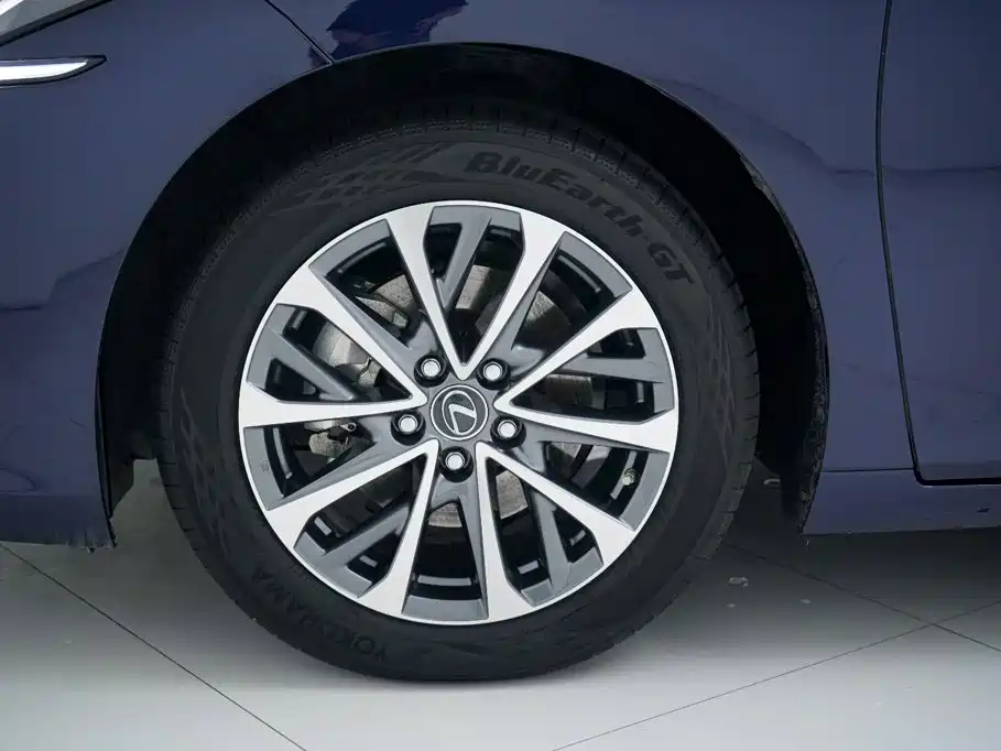 Фото 22 - Lexus ES