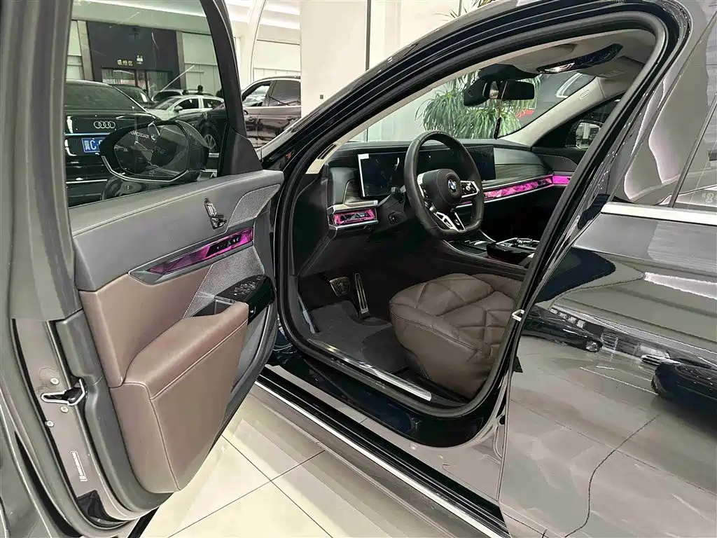 BMW 7 Series 2023 Model 740Li Leading M Sport Package фото 8