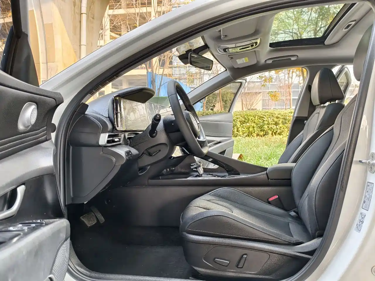 Hyundai Elantra 2022 1.5L CVT LUX Premium Edition фото 7