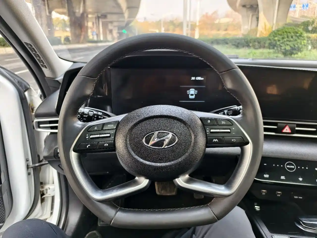 Hyundai Elantra 2022 1.5L CVT LUX Premium Edition фото 14