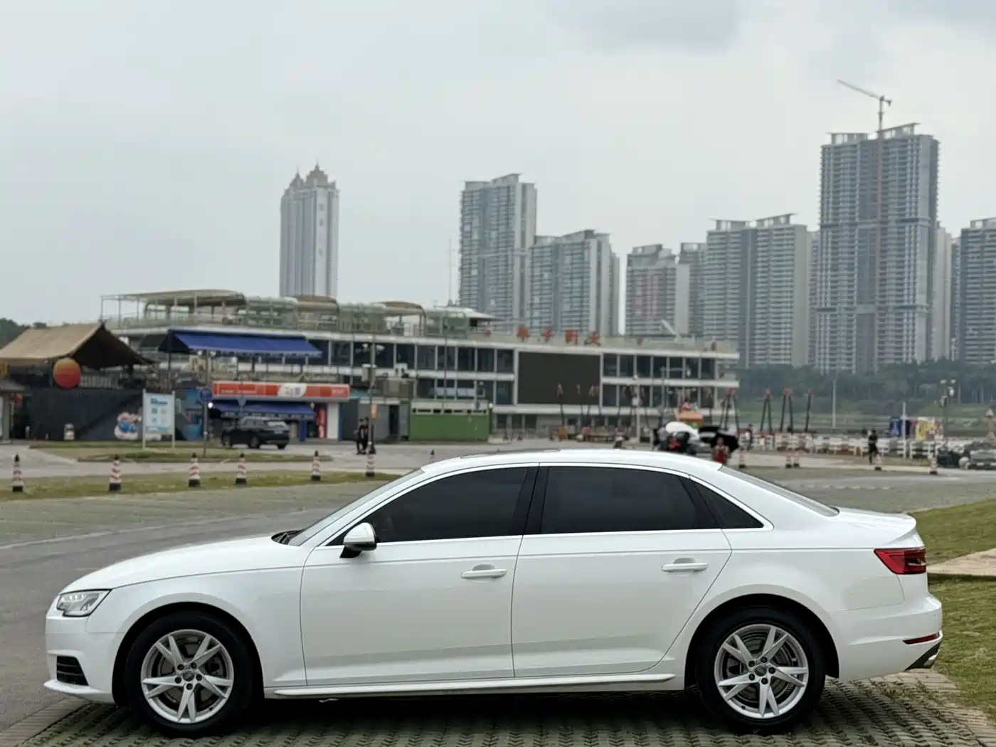 Audi A4L 2017 Plus 40 TFSI Progressive фото 7