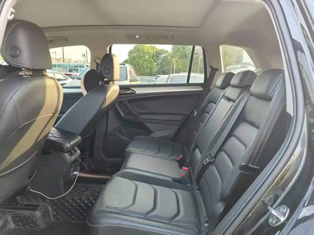 Photo 6 - Volkswagen Tiguan L
