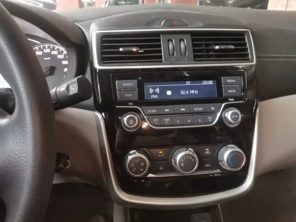 صورة 13 - Nissan Tiida