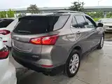 Photo 7 - Chevrolet Equinox