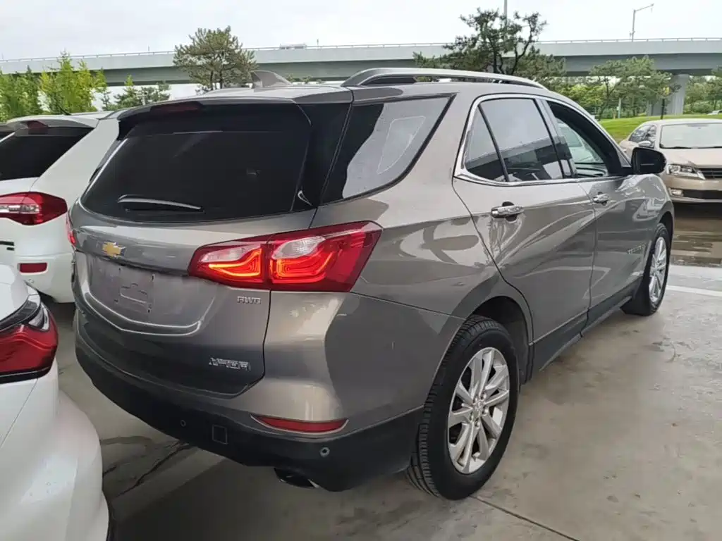 Photo 7 - Chevrolet Equinox
