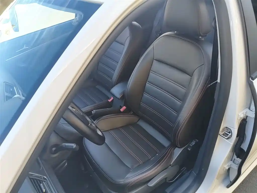 Volkswagen Lavida 2015 1.6L Manual Trend Edition фото 15