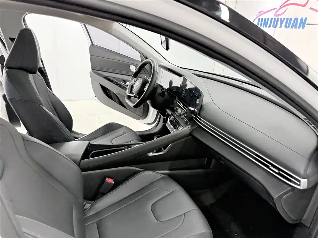 Hyundai Elantra 2023 Model 1.5L CVT LUX Premium Edition фото 17