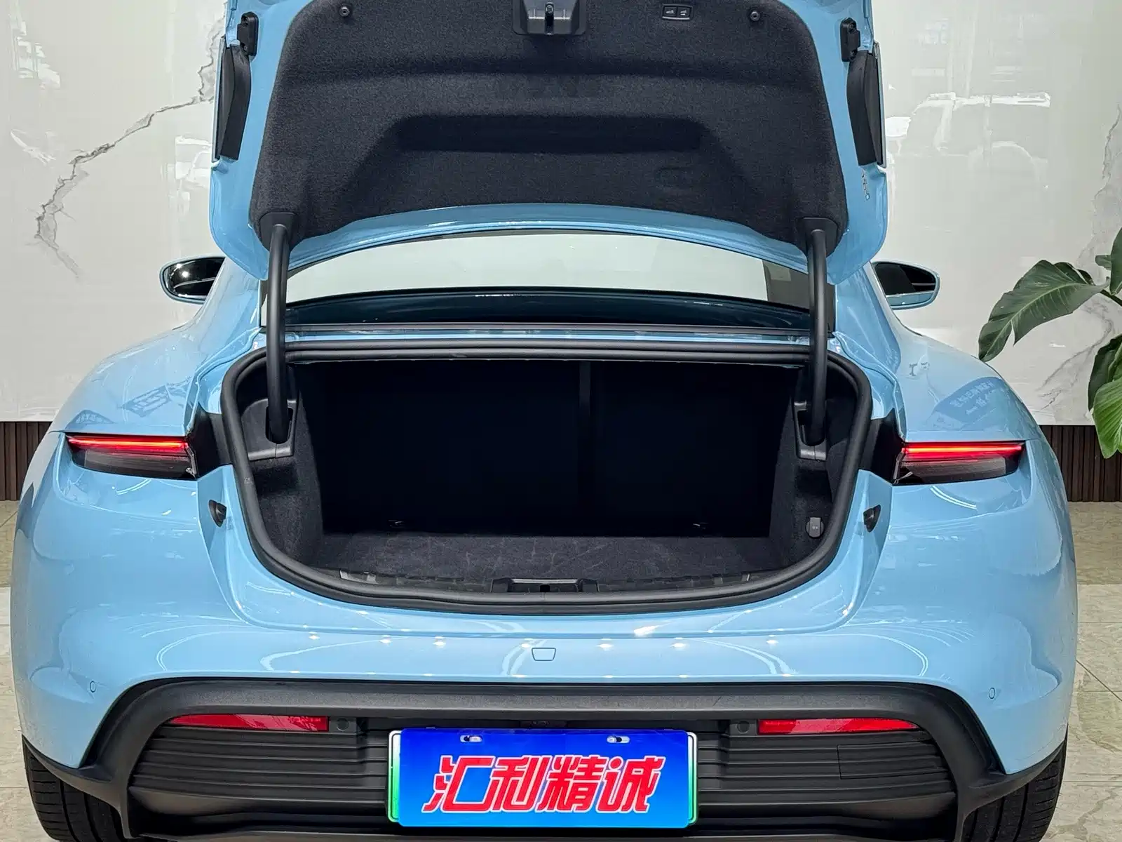 Photo 20 - Porsche Taycan