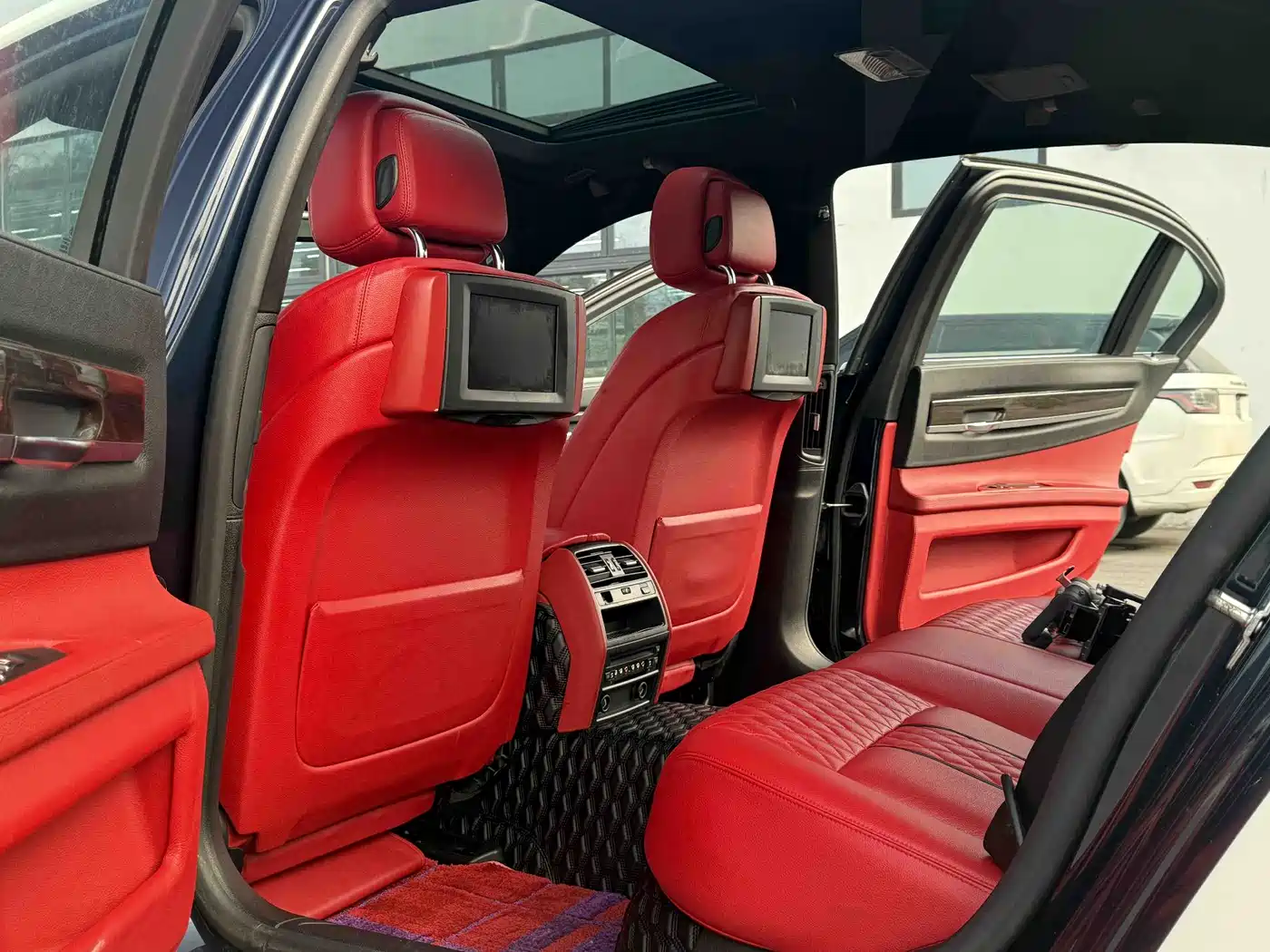 BMW 7 Series 2009 730Li Leading фото 6