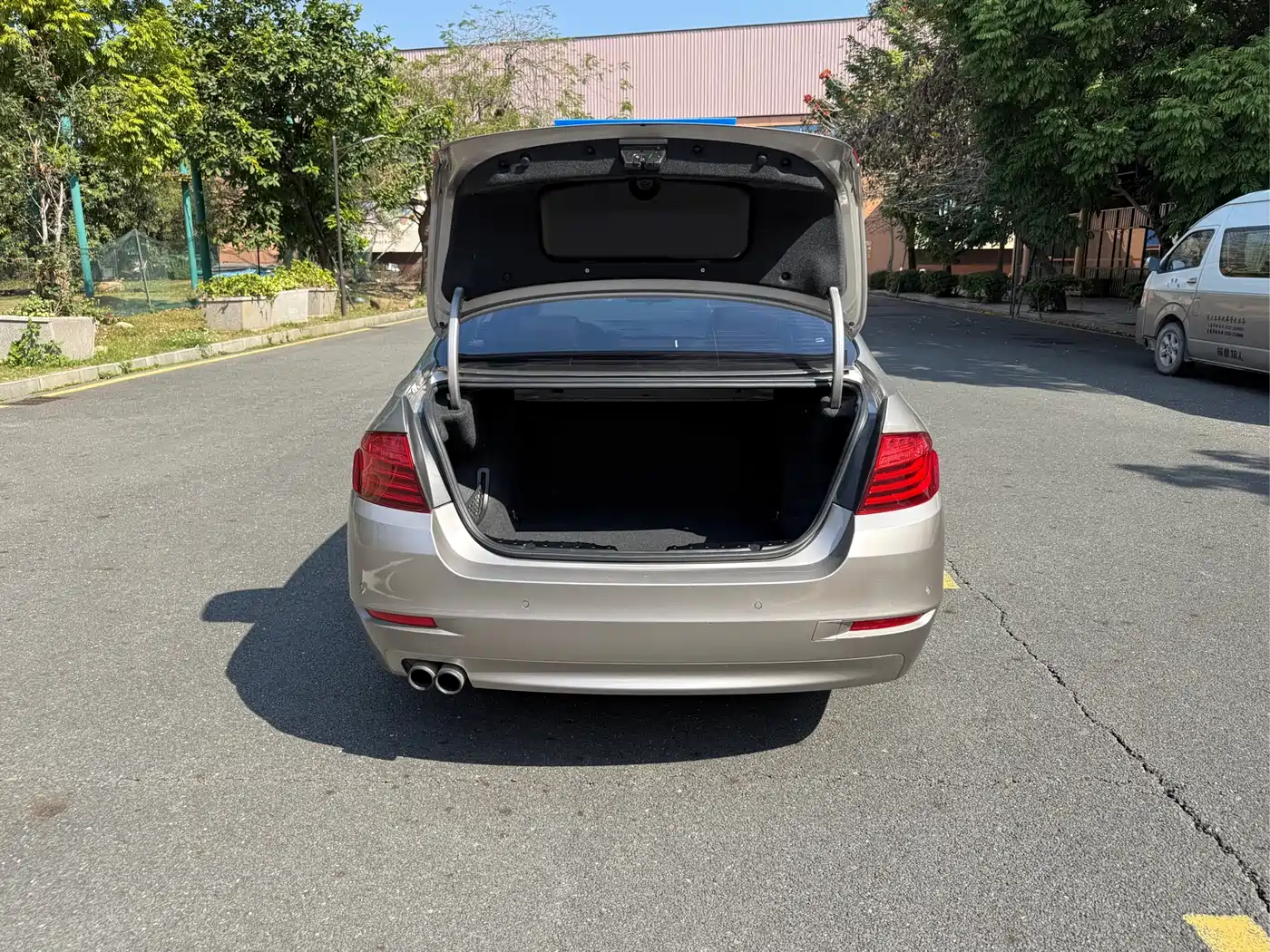 BMW 5 Series 2014 520Li Elegance фото 15