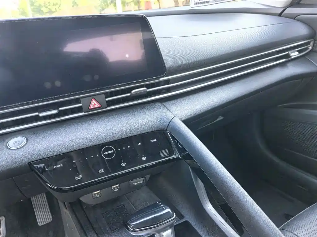 Hyundai Elantra 2021 1.5L CVT LUX Premium Edition фото 13