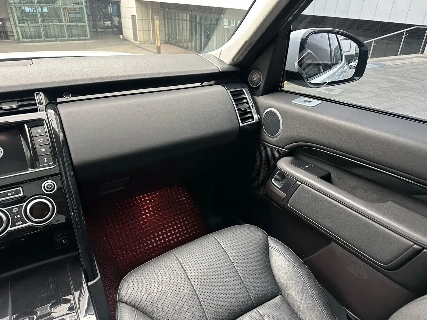 Land Rover Discovery 2017 3.0 SC V6 SE фото 12