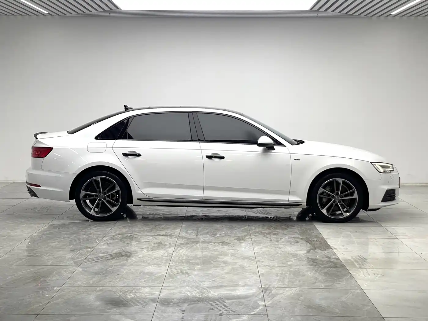 Фото 8 - Audi A4L