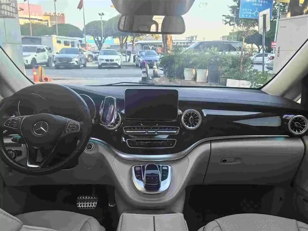 Mercedes-Benz V-Class 2018 V 260 L Premium Long Wheelbase Edition China VI фото 11