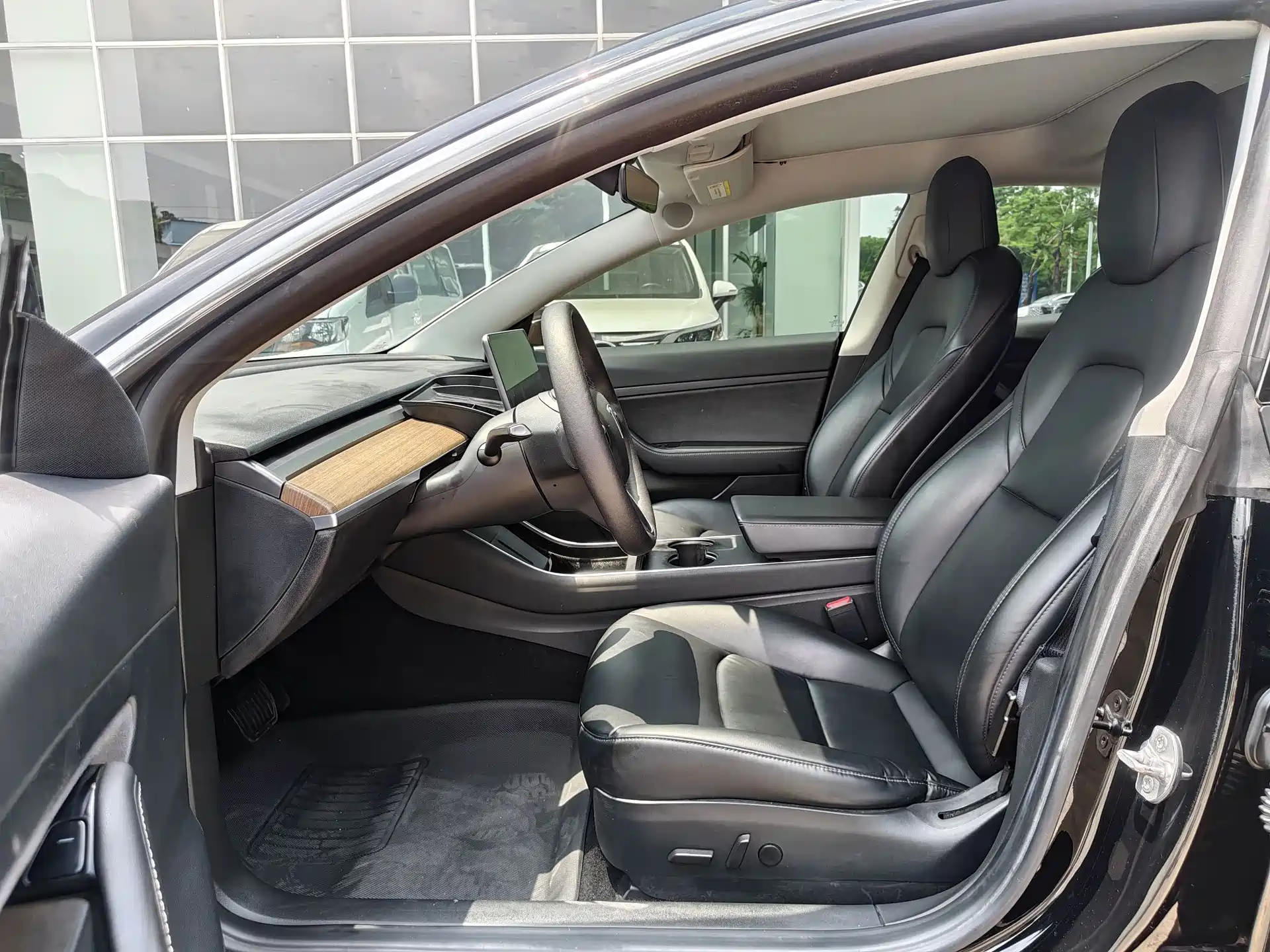 Фото 10 - Tesla Model 3