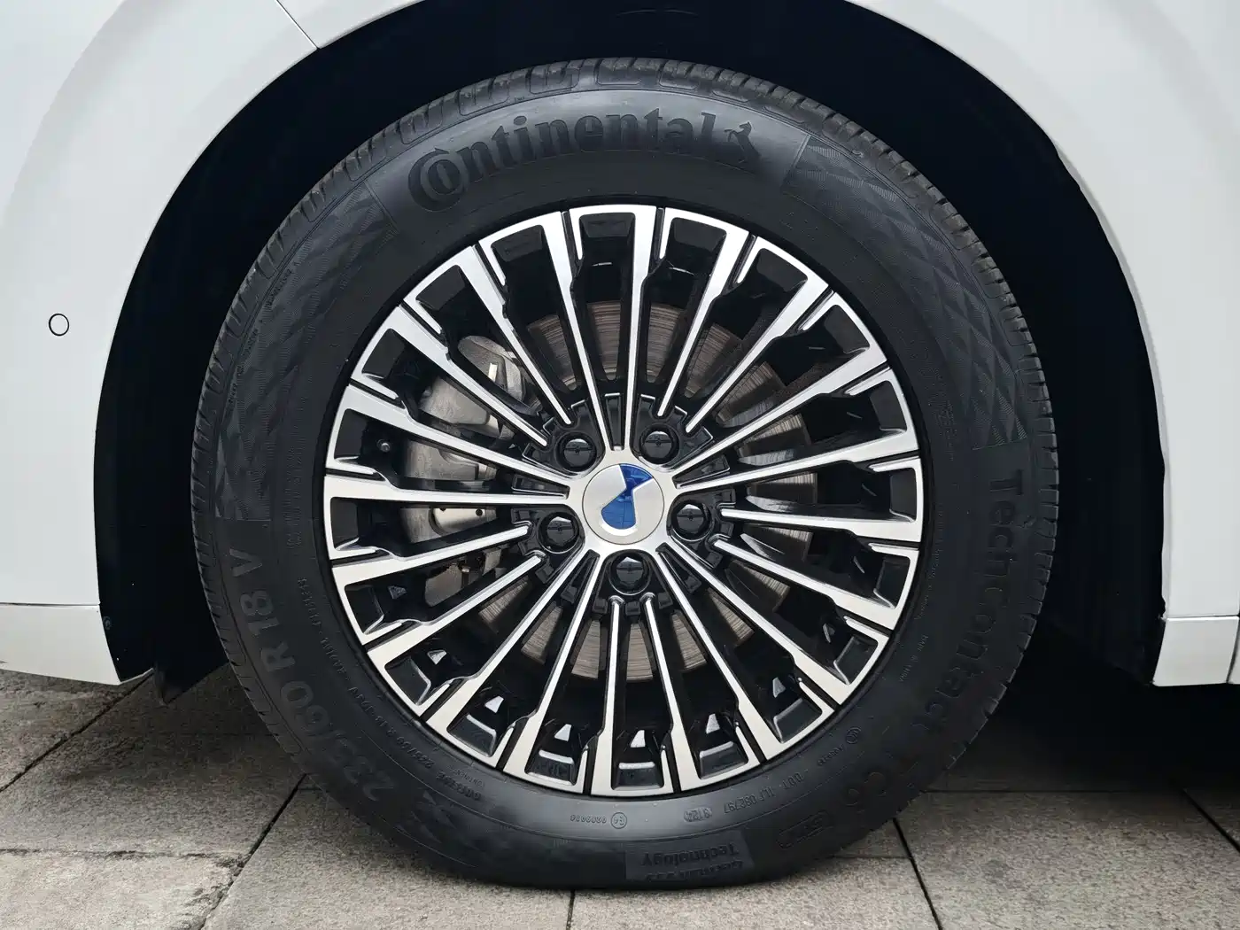 Denza D9 2022 DM-i 970 AWD Flagship фото 6