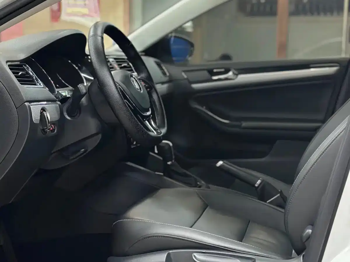 Volkswagen Sagitar 2018 280TSI DSG Spark Edition фото 10