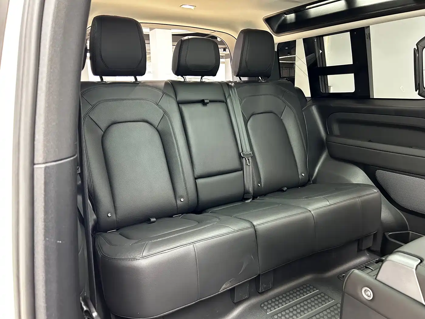 Land Rover Defender 2024 90 2.0T P300 S фото 19