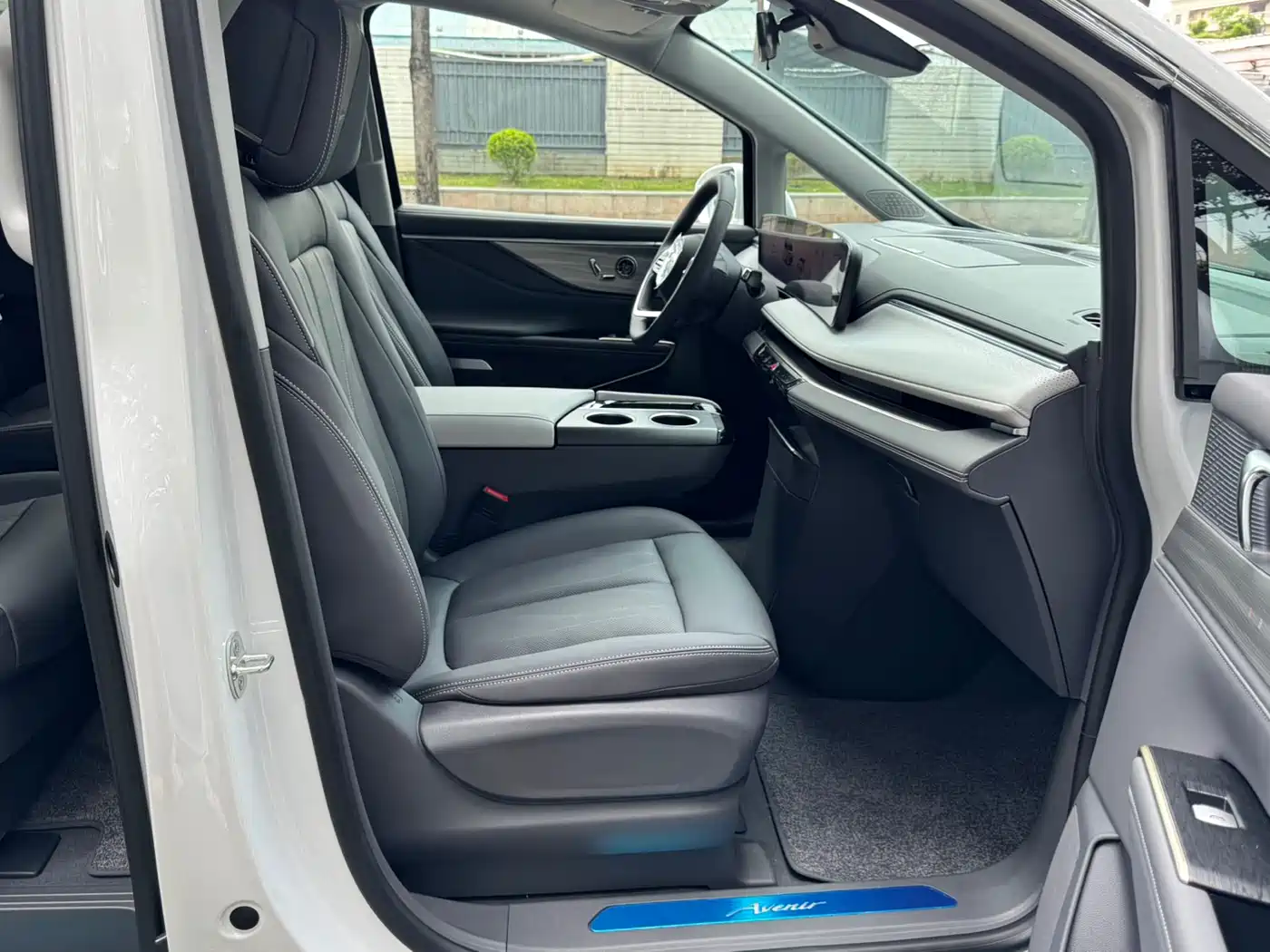 Buick GL8 New Energy 2026 Luzun Smart Luxury Avenir Edition фото 5