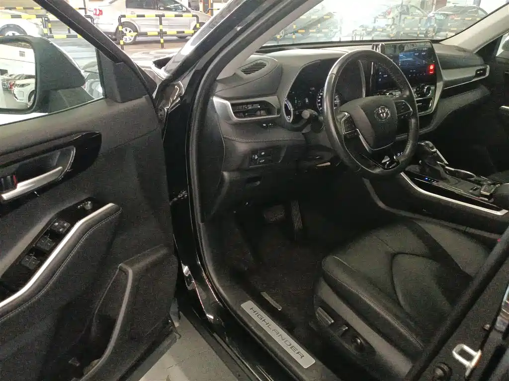 Toyota Highlander 2023 2.5L Smart Hybrid Dual Engine FWD Premium 7-Seater фото 12