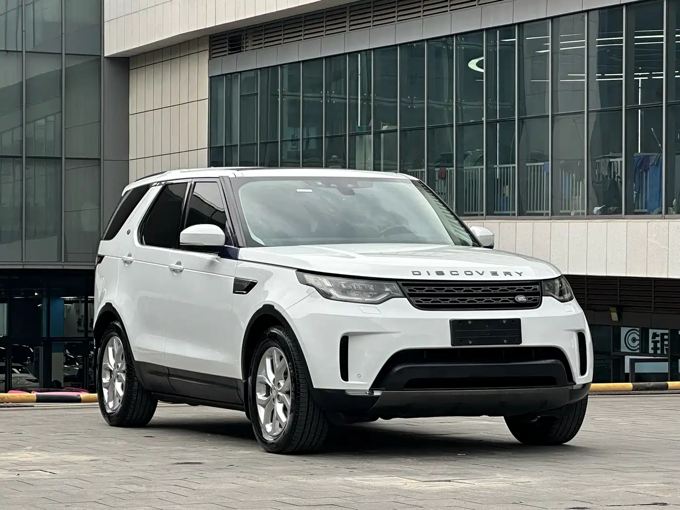Land Rover Discovery 2017 3.0 SC V6 SE фото 3