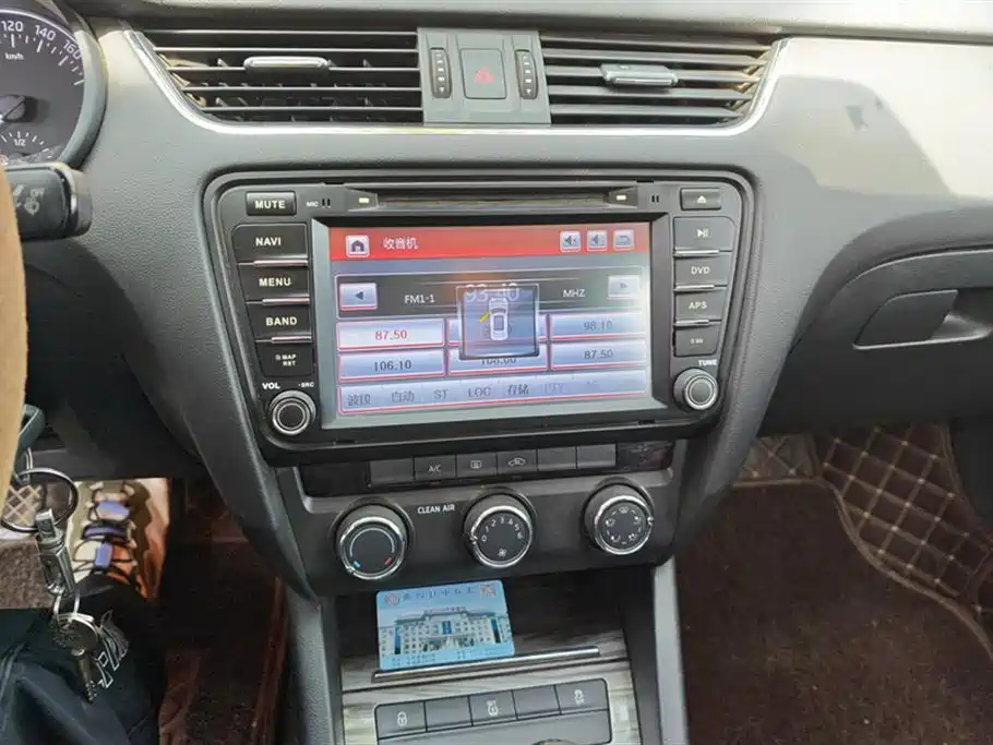 Škoda Octavia 2017 1.6L Manual Smart Edition фото 13