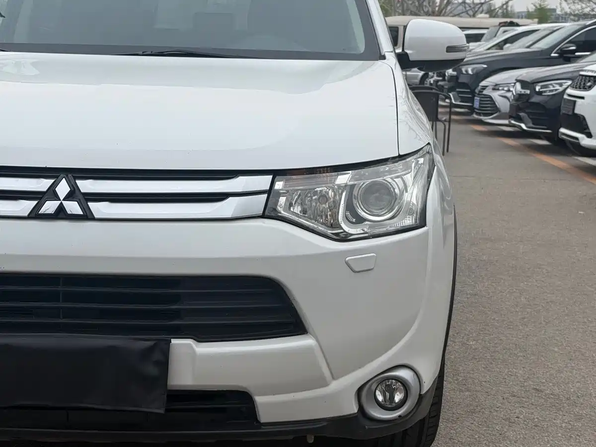 Mitsubishi Outlander (Import) 2014 2.4L 4WD Luxury Value Edition 7-seater фото 13