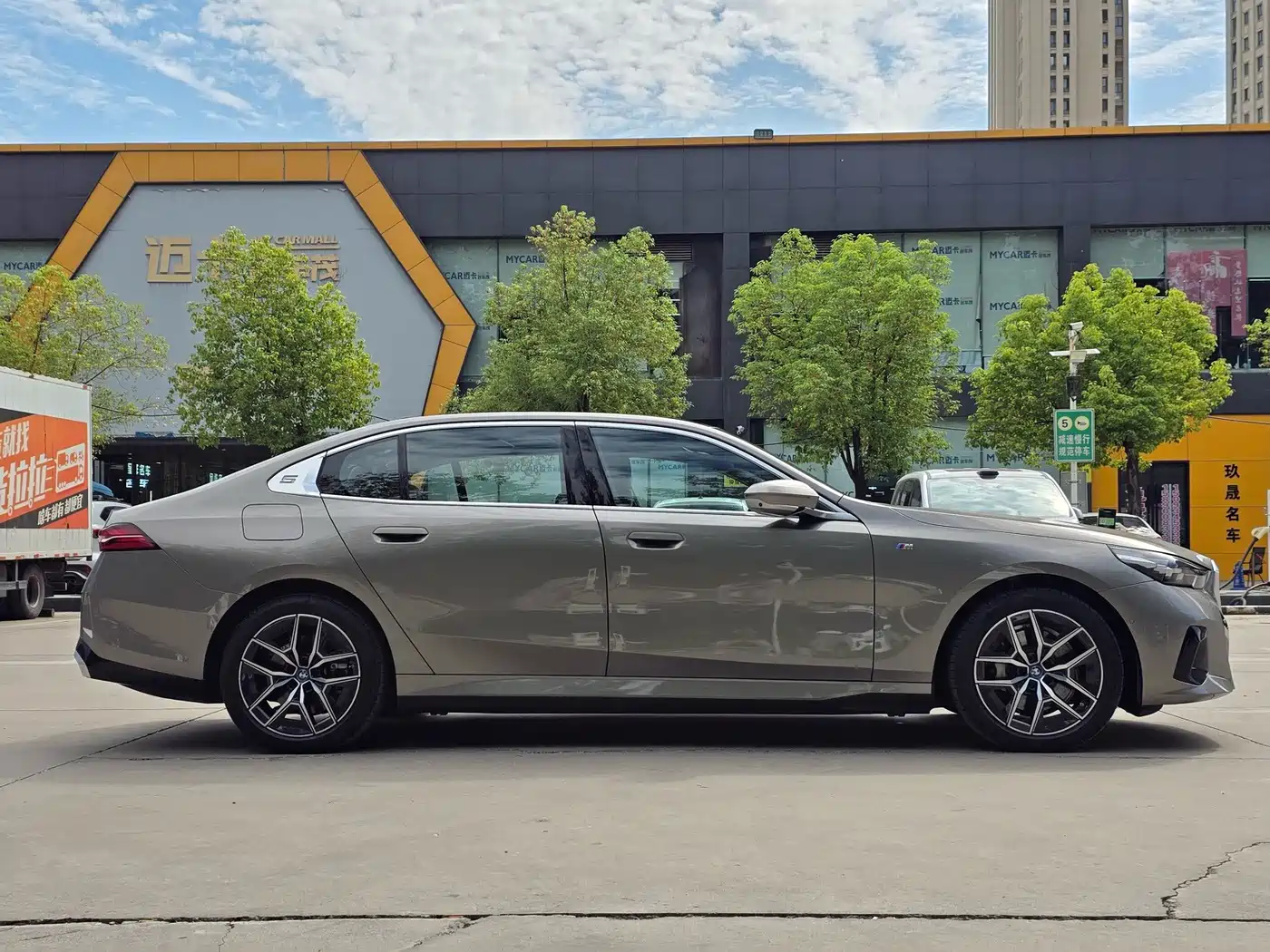 BMW i5 2024 2024 eDrive 35L Premium Model M Sport Package