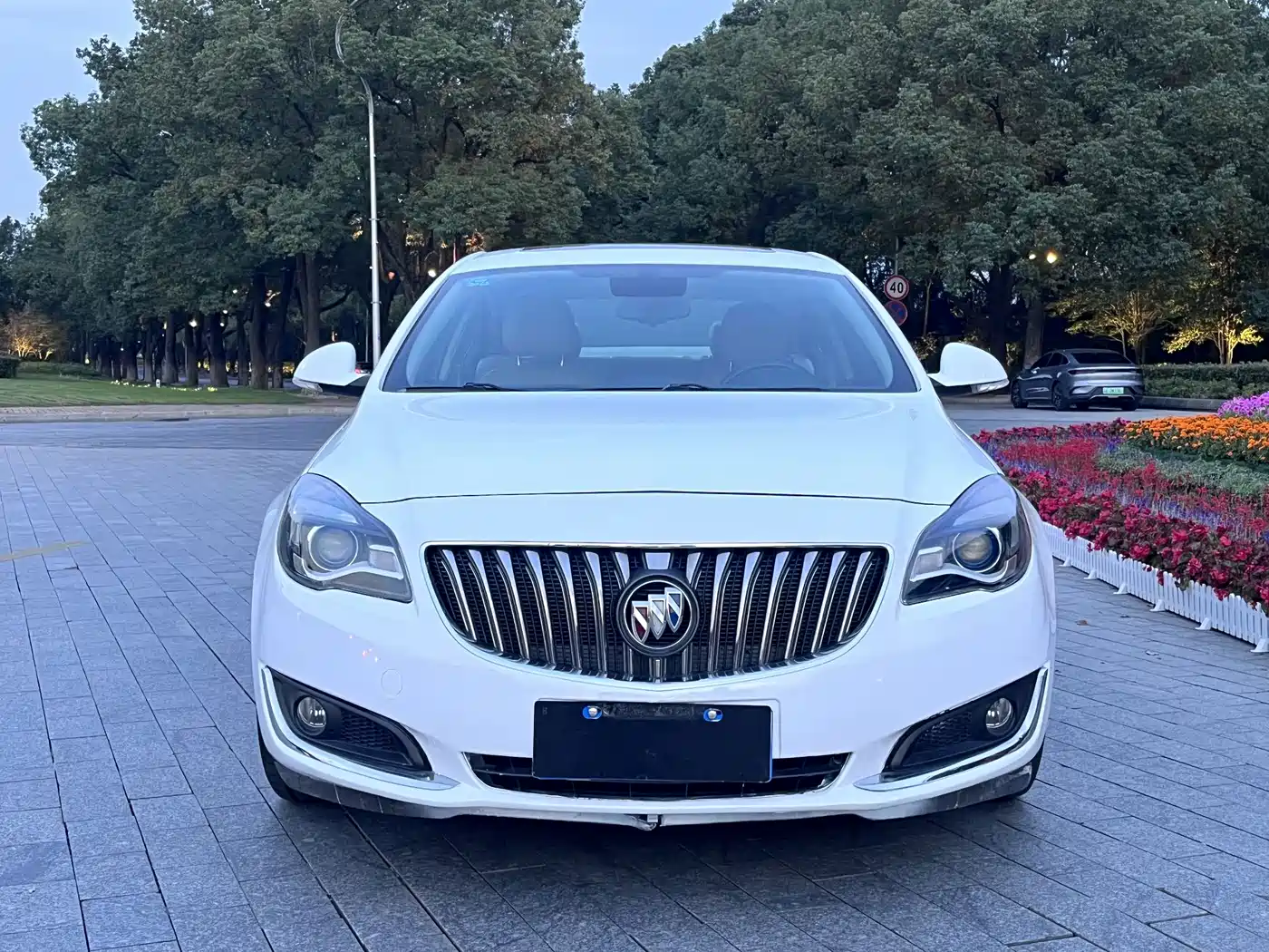 Photo 2 - Buick Regal