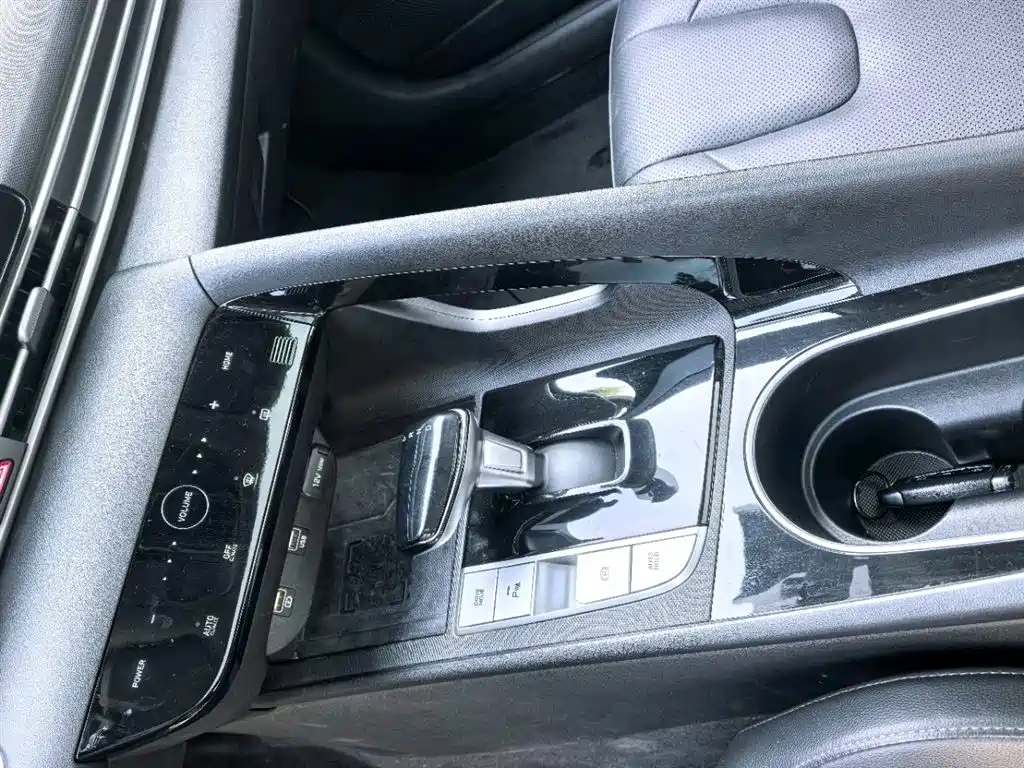 Hyundai Elantra 2021 1.5L CVT LUX Premium Edition фото 11