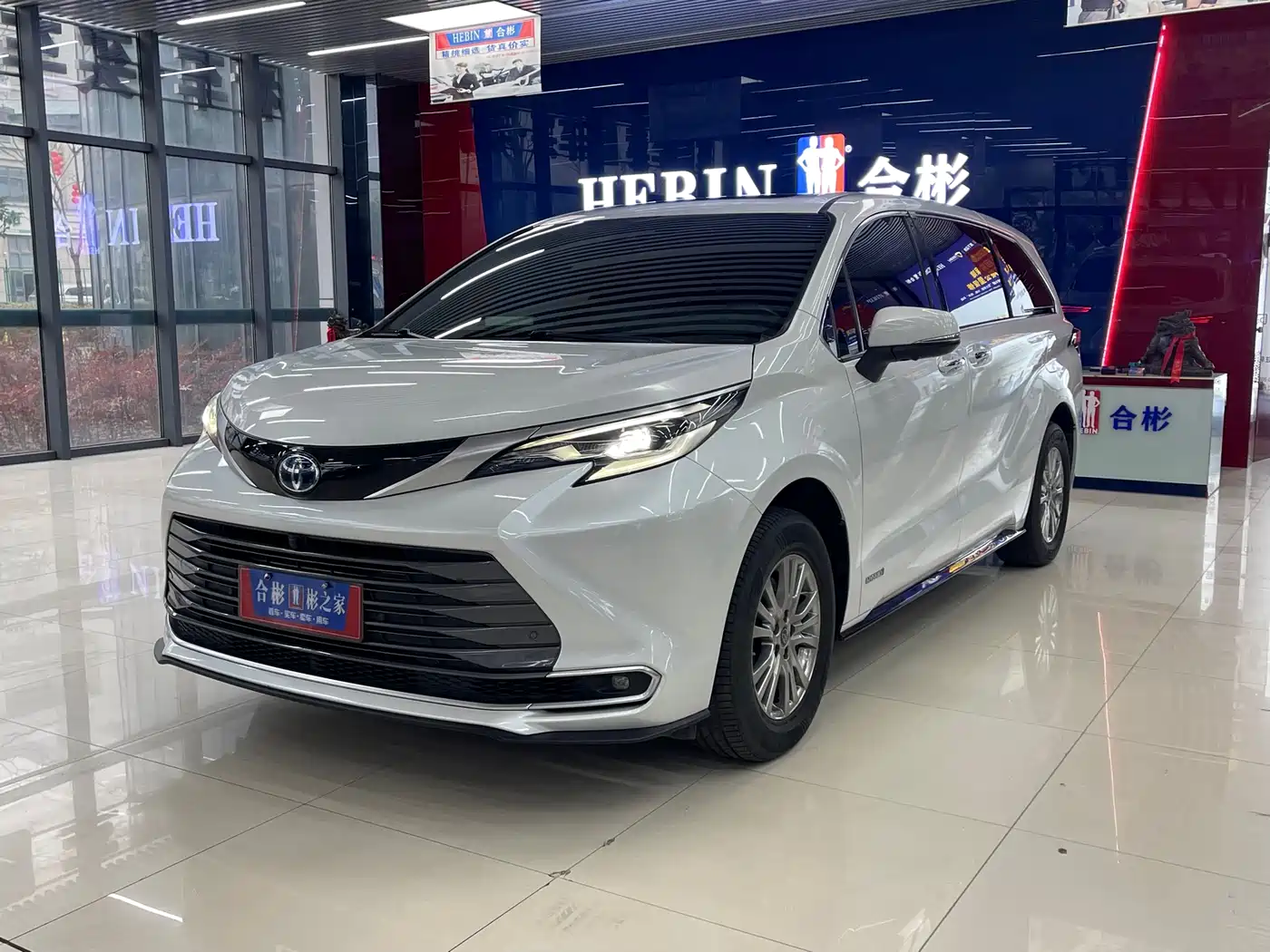 Toyota Sienna 2021 2.5L Hybrid Premium Edition фото 27