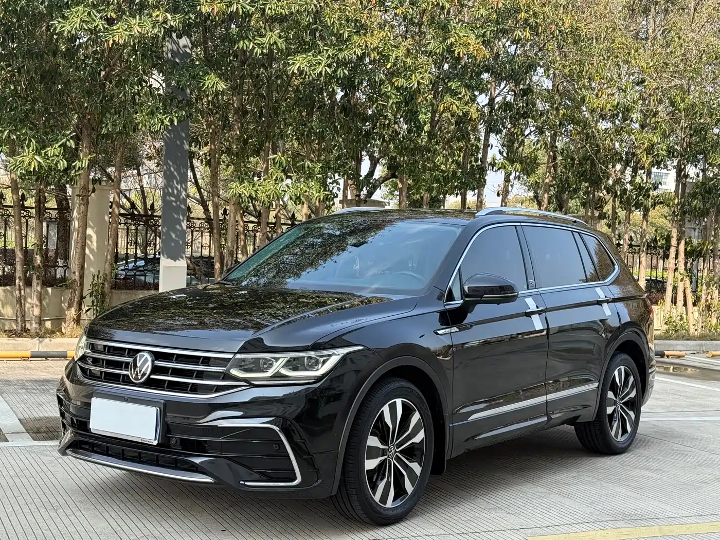 Volkswagen Tiguan L 2022 330TSI Auto 2WD R-Line Premium Edition фото 2
