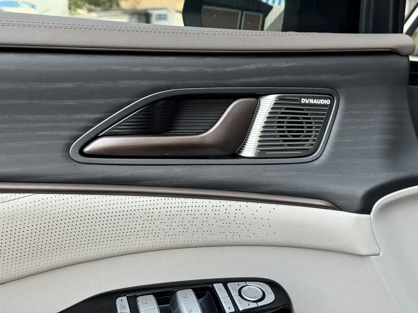 Denza D9 2023 2022 DM-i 970 AWD Flagship