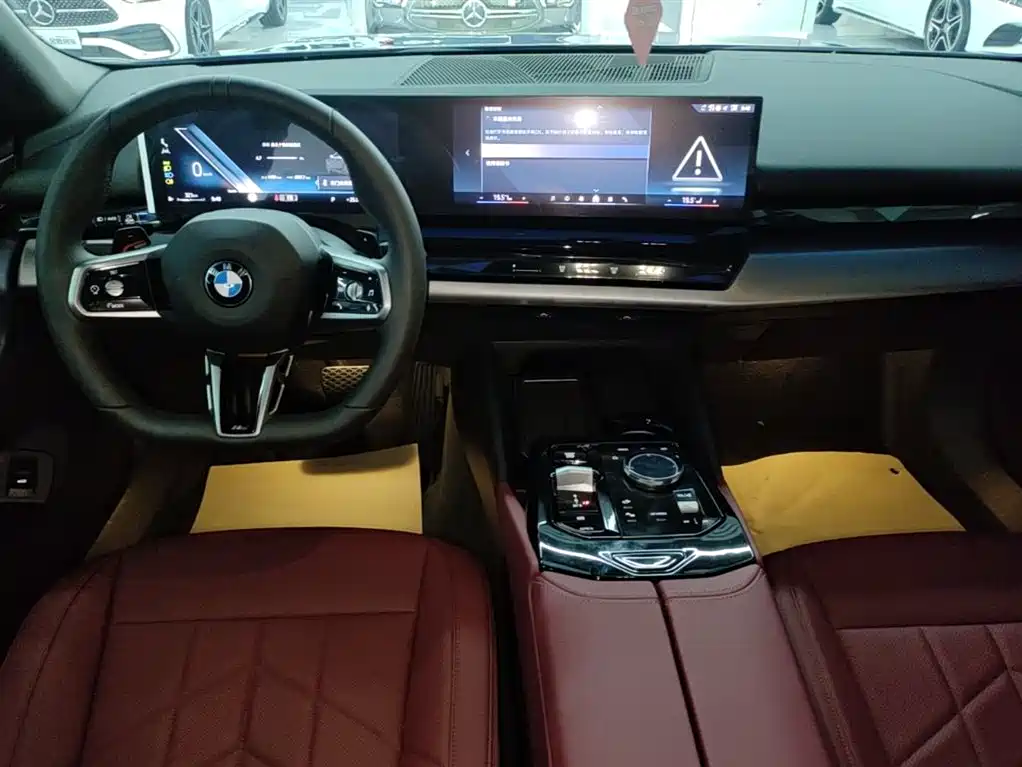BMW 5 Series 2026 530Li Leading M Sport Package фото 10