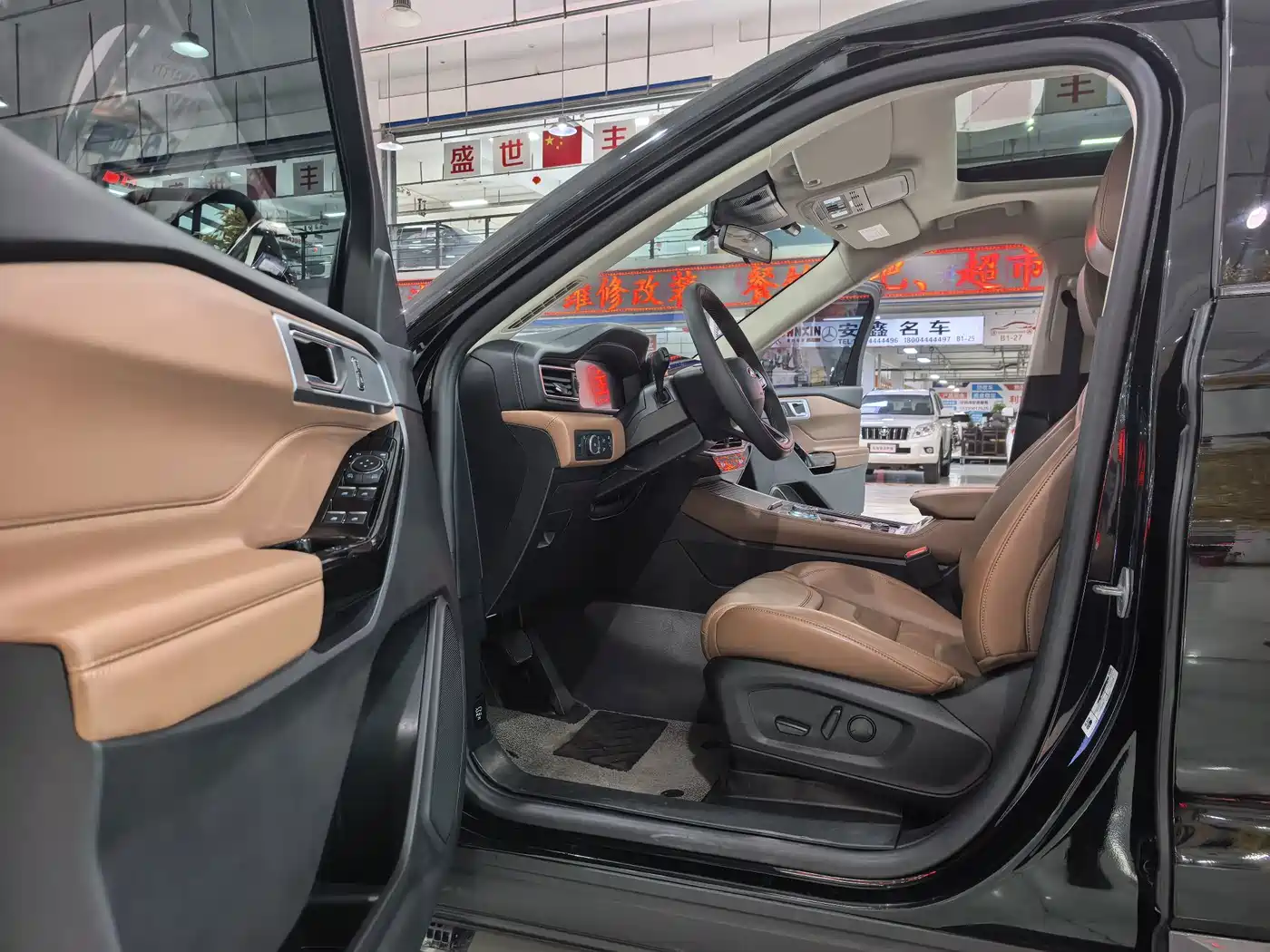 Photo 4 - Ford Explorer