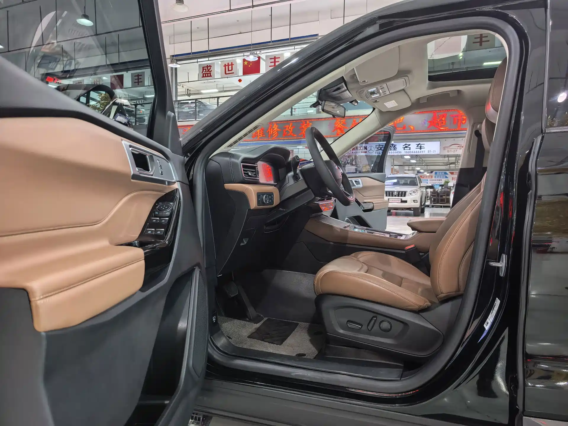 Фото 4 - Ford Explorer