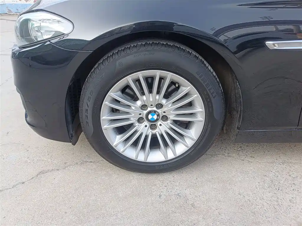 BMW 5 Series 2014 525Li Leading фото 23