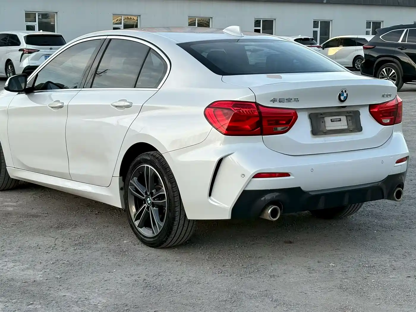 BMW 1 Series 2023 120i M Sport Shadow Edition фото 9