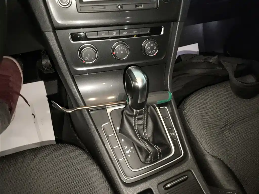 Volkswagen Golf 2017 1.6L Auto Comfort Millionth Edition фото 10