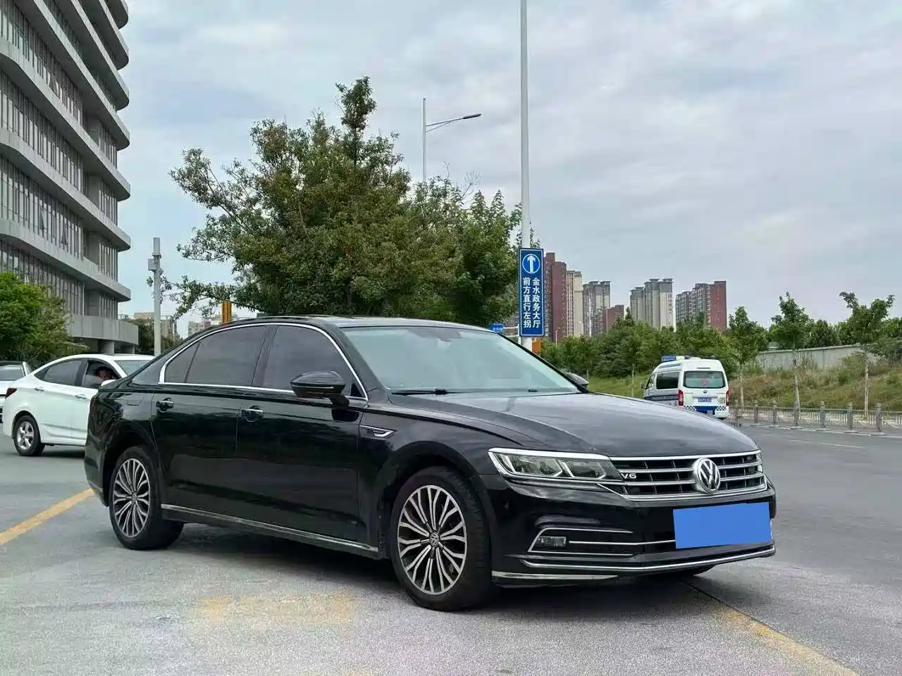 Volkswagen Phideon 2018 Facelift 380TSI FWD Business фото 3