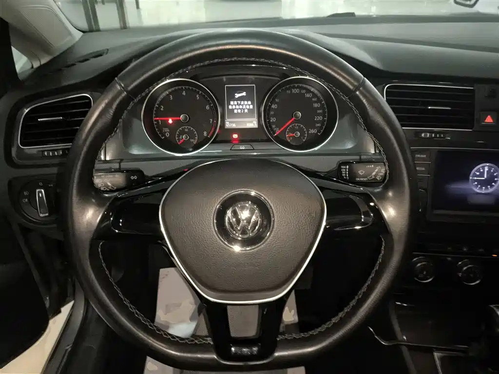 Volkswagen Golf 2017 1.6L Auto Comfort Millionth Edition фото 7