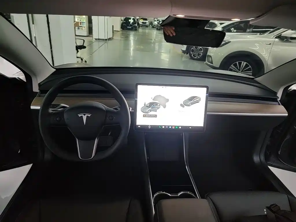 Фото 10 - Tesla Model 3