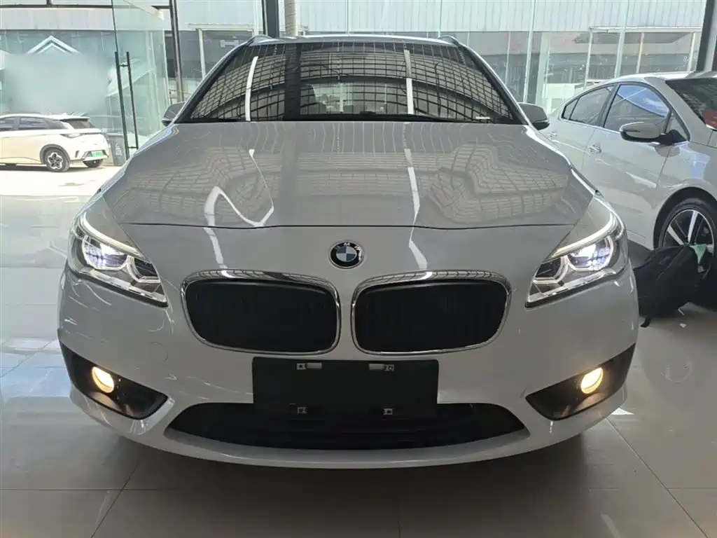 BMW 2 Series Touring 2016 218i Leading фото 3
