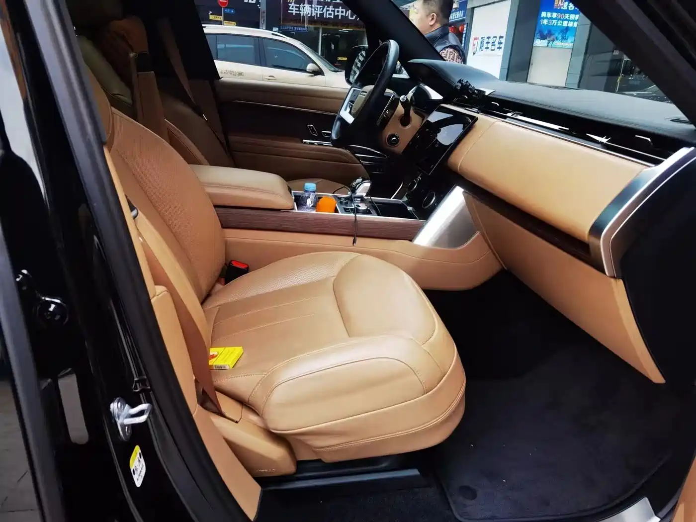 Land Rover Range Rover 2023 3.0 L6 400PS Golden Age 7-Seater Long Wheelbase фото 9